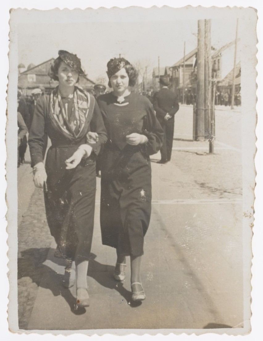 Dwie kobiety na spacerze, lata 1919-1939