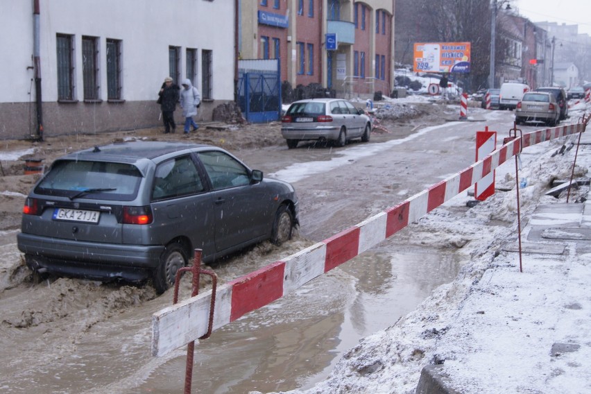 Odwilż odsłoniła pręty wystające z jezdni