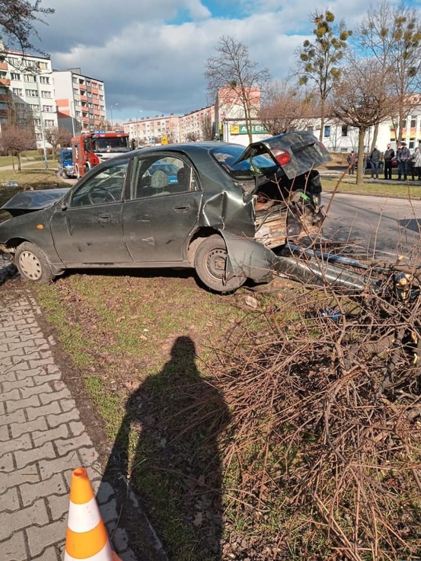 Wypadek na 26 Marca w Wodzisławiu Śl. Daewoo lanos uderzył w latarnię. Kierowca jechał za szybko. Nie miał prawa jazdy i był pijany