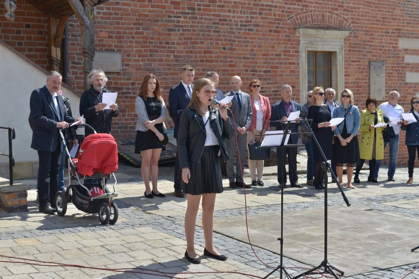 „Oda do Radości” zabrzmiała na sandomierskim Rynku 1 maja w samo południe. Wspólne śpiewanie na 15-lecie Polski w Unii Europejskiej(ZDJĘCIA)