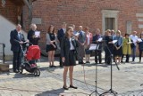 „Oda do Radości” zabrzmiała na sandomierskim Rynku 1 maja w samo południe. Wspólne śpiewanie na 15-lecie Polski w Unii Europejskiej(ZDJĘCIA)
