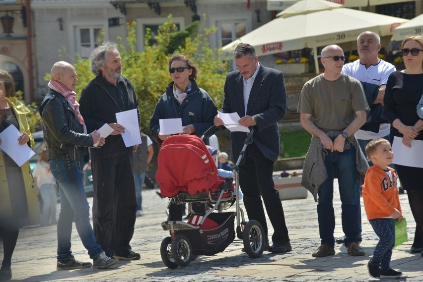 „Oda do Radości” zabrzmiała na sandomierskim Rynku 1 maja w samo południe. Wspólne śpiewanie na 15-lecie Polski w Unii Europejskiej(ZDJĘCIA)