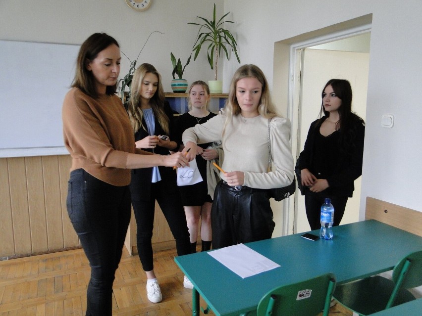 Matura próbna w Radomiu i w regionie radomskim. Uczniowie pisali próbny egzamin z matematyki na poziomie podstawowym 