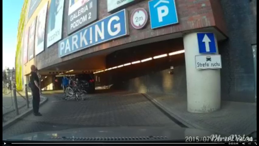 Ale urwała! Z rowerami na aucie chciała wjechać na parking podziemny w Bielsku-Białej [WIDEO]