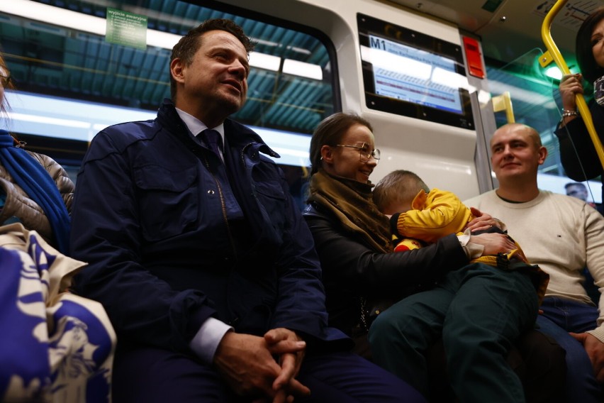 Pierwsza Skoda "Varsovia" wyjechała na trasę i zabrała pasażerów. Nowy pociąg można już spotkać na pierwszej linii metra