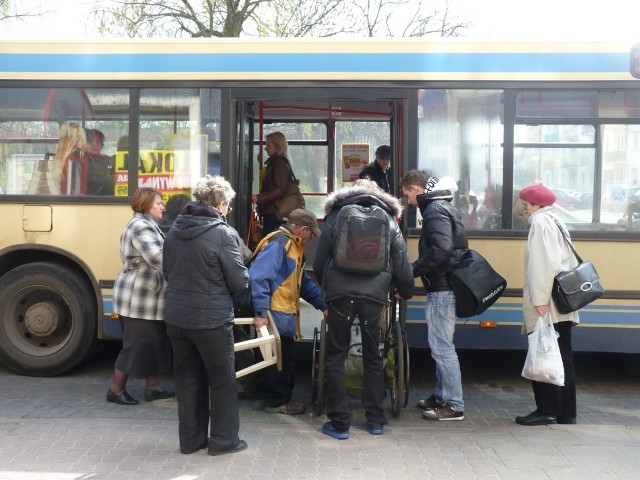 Autobusami  do szkoły dojeżdża wielu uczniów spoza miasta