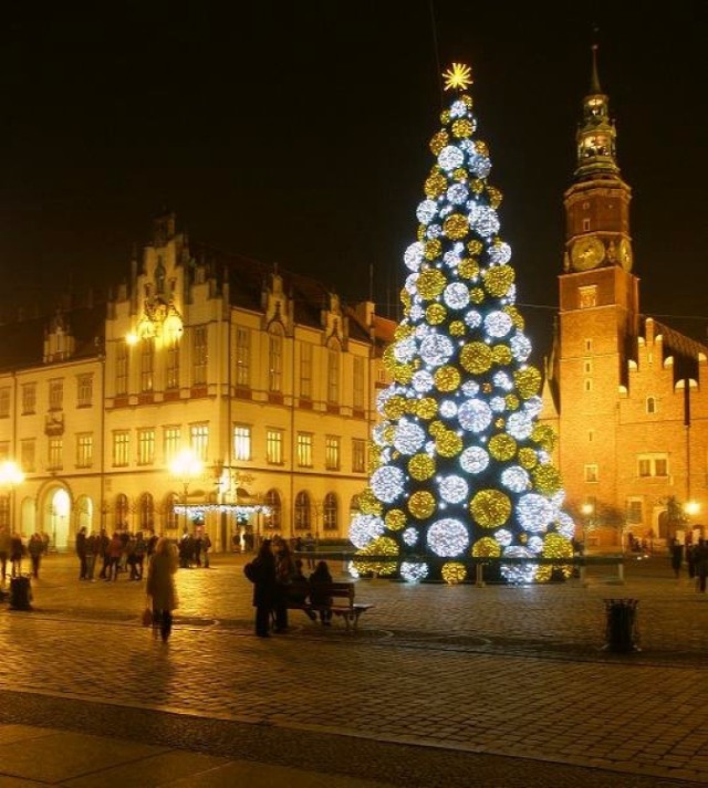 W Rynku trwa montaż lampek, lampionów i innych iluminacji ...