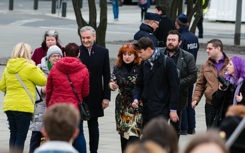 Robert Biedroń z "Wiosną" w Szczecinie. Przemawiał na pl. Solidarności