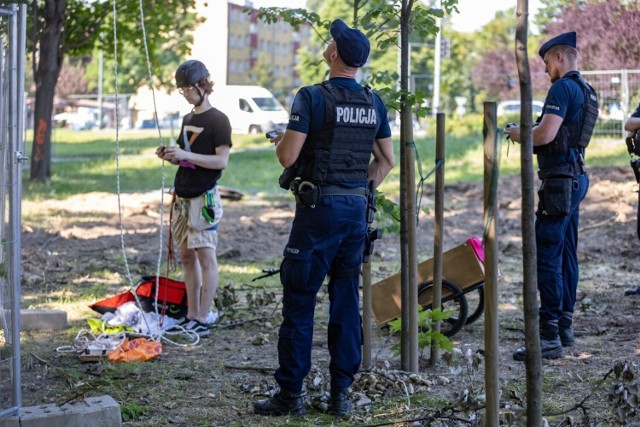 10 lipca odbył się protest przeciwko wycince drzew na budowie linii tramwajowej do Mistrzejowic przy ul. Młyńskiej. Wówczas również interweniowała policja.