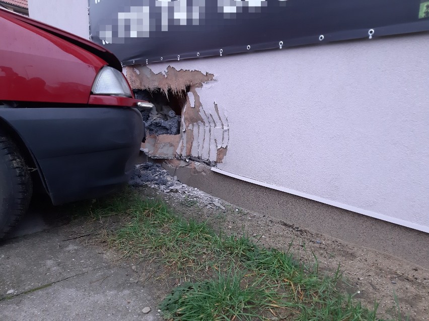 Wypadek w Szczecinku. Auto uderzyło w budynek [ZDJĘCIA]