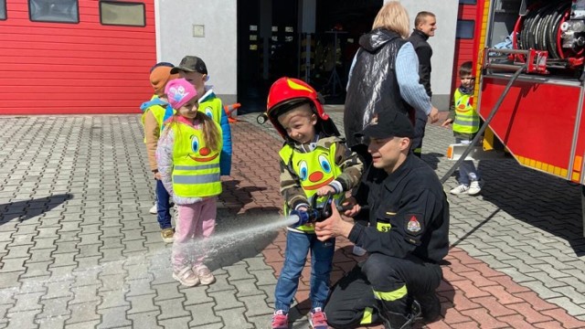 Zawodowych strażaków odwiedziła tym razem grupa przedszkolaków z Przedszkola Publicznego nr 1 w Łasku