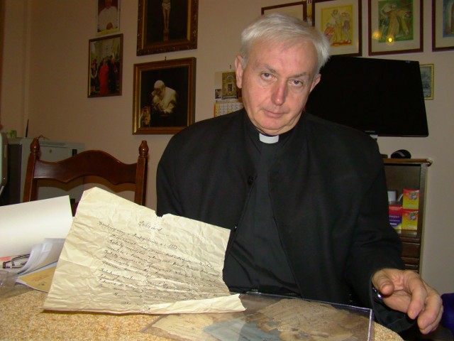 Proboszcz Stanisław Czernik prezentuje odnalezione dokumenty, sporządzone 87 lat temu