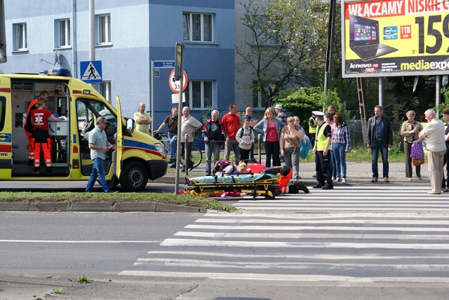 Na alei Wojska Polskiego osobowy mercedes potrącił 9-letnią dziewczynkę