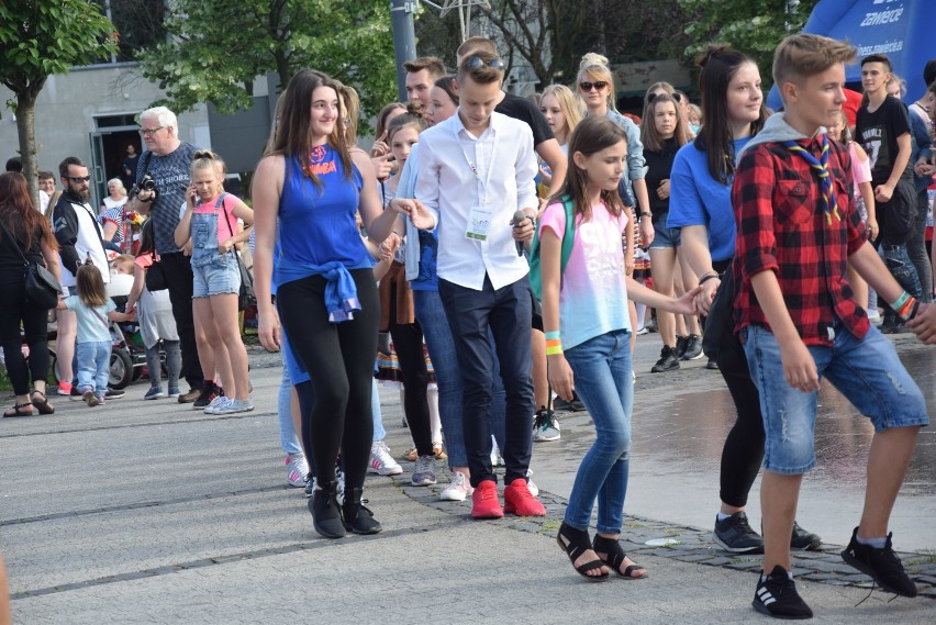 Roztańczone Zawiercie. Mieszkańcy zatańczyli przy fontannie FOTO