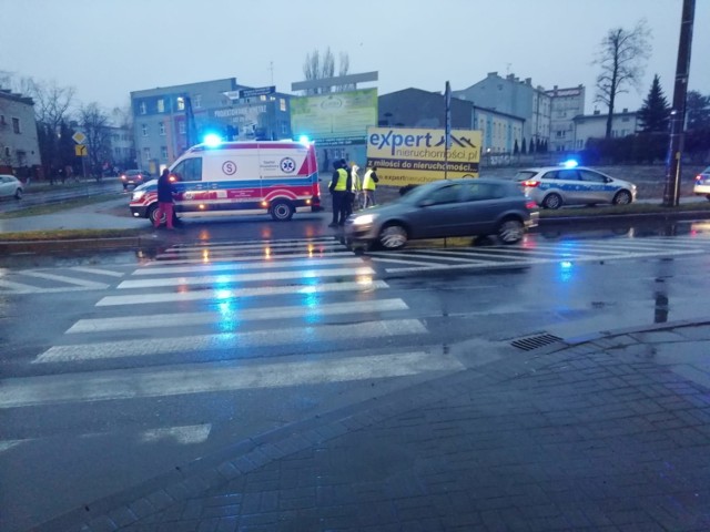 Wypadek na ul. Mickiewicza w Radomsku. Pieszy potrącony na pasach