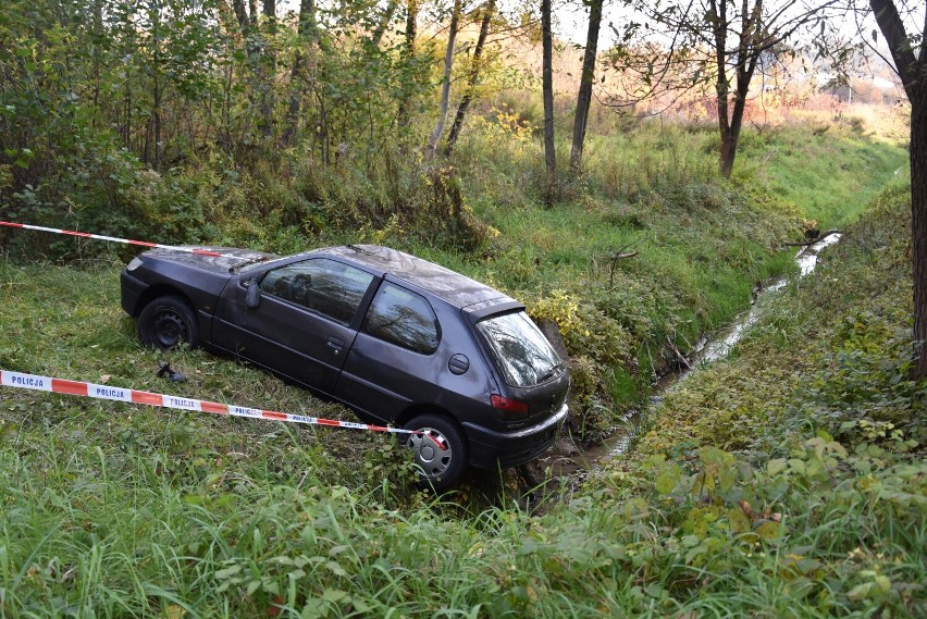 Otoczony policyjną taśmą samochód od kilku dni stoi przy...