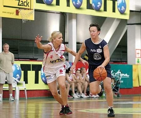 Koszykarkę PZU Polfy Sylwię Wlaźlak próbuje powstrzymać łodzianka Milena Włodarska (z lewej)