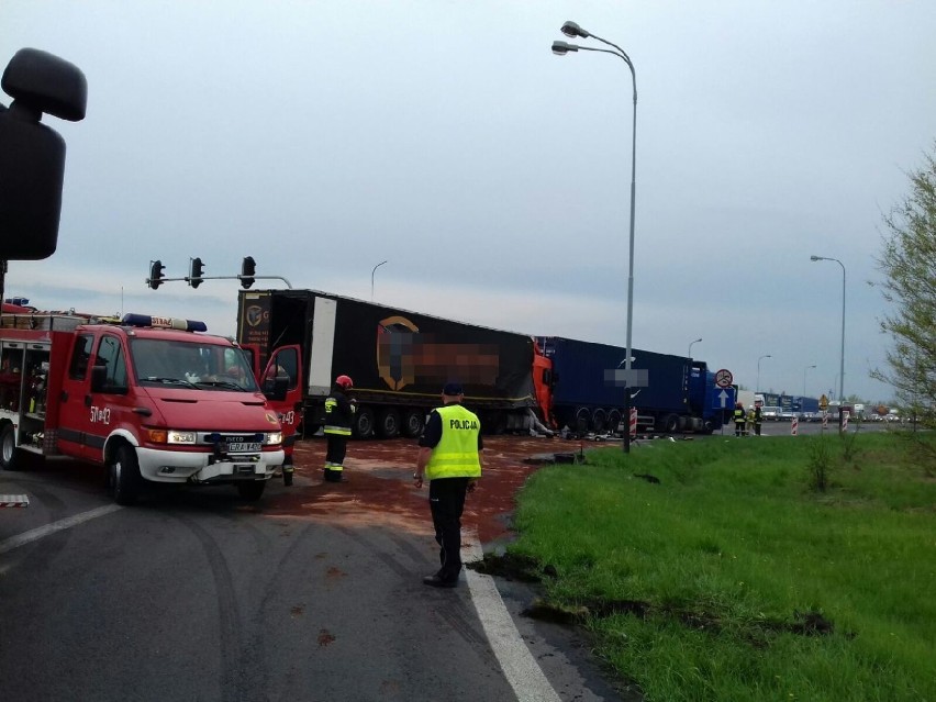 Wypadek na DK 1 pod Kamieńskiem. Zderzyły się 3 samochody...