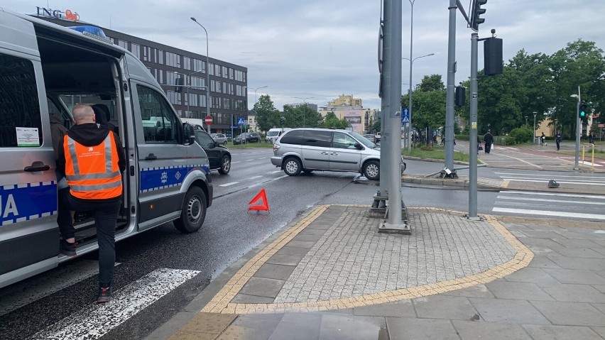 W centrum Kielc samochód uderzył w słup. Na miejscu policjanci. Zobacz zdjęcia 