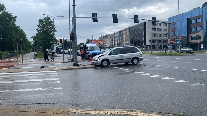 W centrum Kielc samochód uderzył w słup. Na miejscu policjanci. Zobacz zdjęcia 