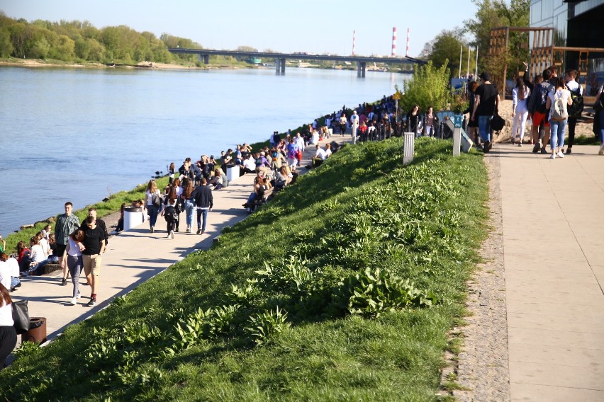 Tłumy nad Wisłą. Tak wyglądał pierwszy wieczór z legalnym...