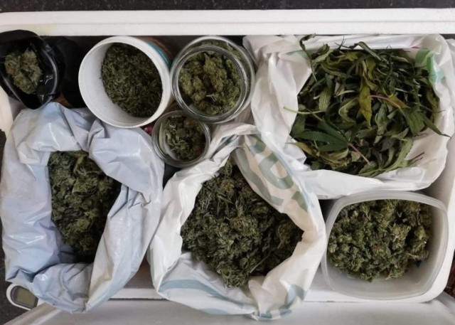 Policjanci zabezpieczono łącznie 5,3 kg marihuany w jednym z domów w Trzebini