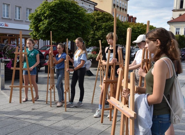 "Ze sztalugą w świat" pod takim hasłem na Rynku w Oświęcimiu odbył się plener malarski zorganizowany przez Osiedlowy Dom Kultury Zasole