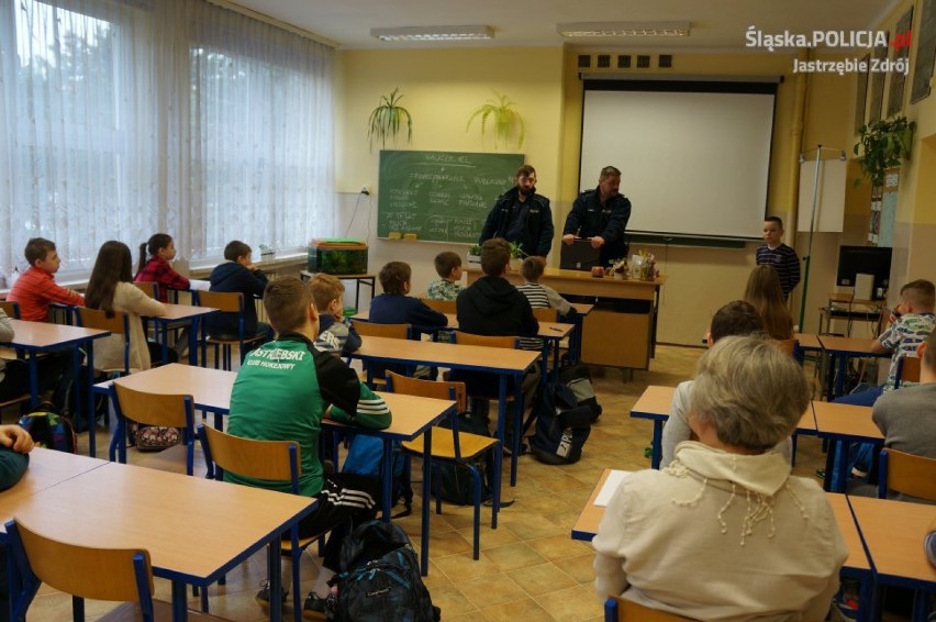 Policja w Jastrzębiu: dzielnicowy odwiedził uczniów