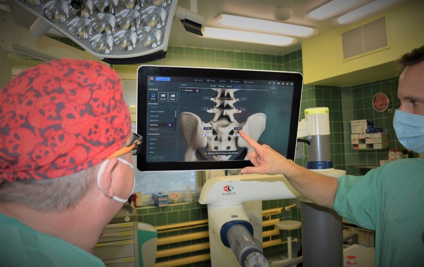 Robot do operacji kręgosłupa testowany w szpitalu klinicznym w Opolu