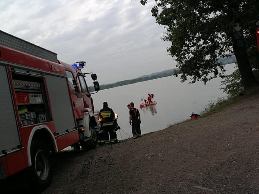 W Lubomi auto wjechało do wody