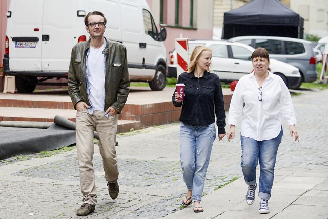 Od lewej: aktorzy Tomasz Kot, czyli filmowy Wiktor i Joanna Kulig (Zula) oraz producentka Ewa Puszczyńska na planie w Łodzi, przy woonerfie na ul. Traugutta