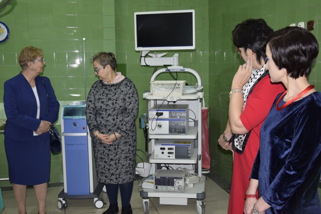 Nowy sprzęt dla skierniewickiego szpitala przekazał w poniedziałek, 18 grudnia, wicemarszałek Dariusz Klimczak. Kosztował 850.543 zł. W tym roku 250 tys. zł na nowy sprzęt dla szpitala przekazało również miasto Skierniewice.