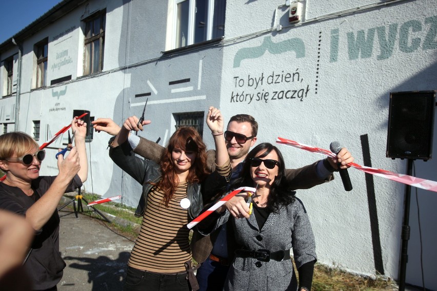 Na fasadzie Składu Solnego znajdują się teraz cytaty z...