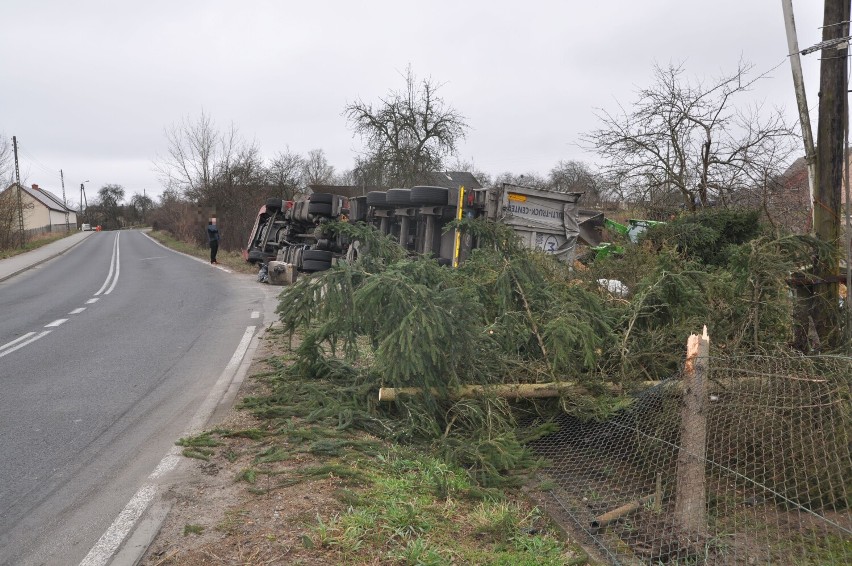 Kilka lat temu na tym zakręcie wywrócił się tir z trocinami,...