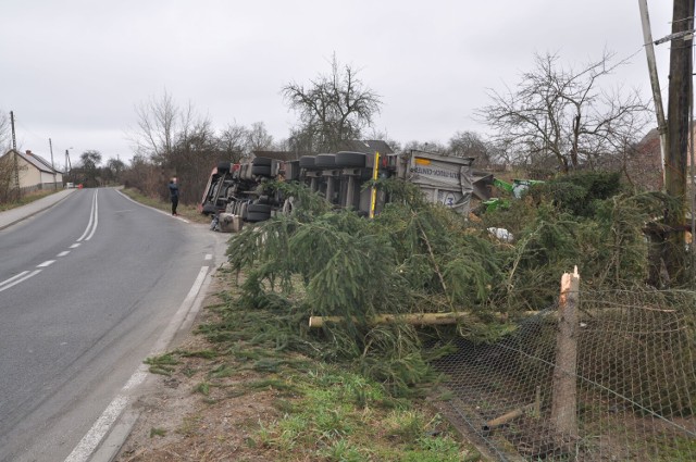 Kilka lat temu na tym zakręcie wywrócił się tir z trocinami, szczęśliwie nikt nie ucierpiał