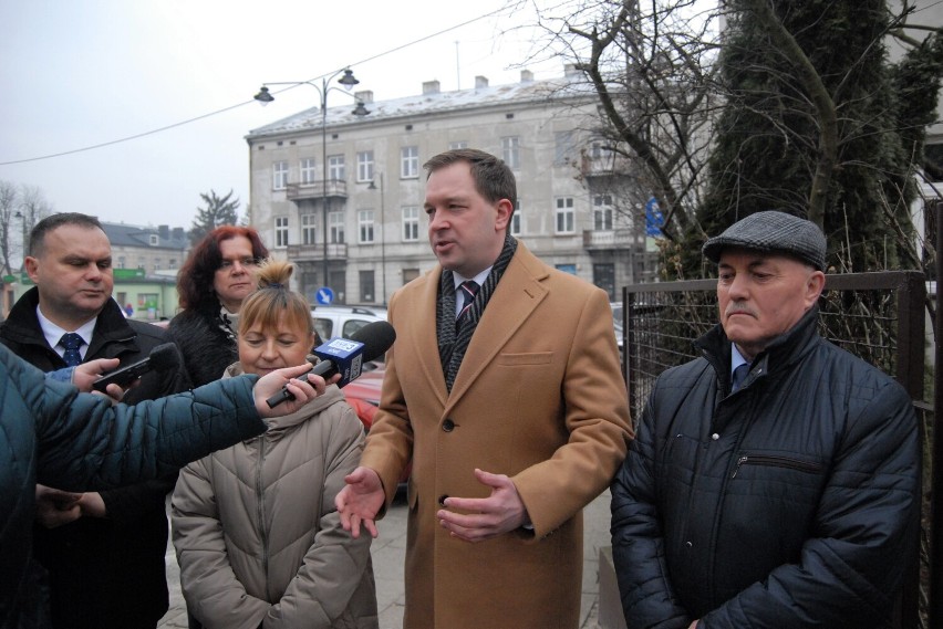 Zakaz sprzedaży samochodów spalinowych od 2035 r. Solidarna Polska w Piotrkowie nie zgadza się - ZDJĘCIA