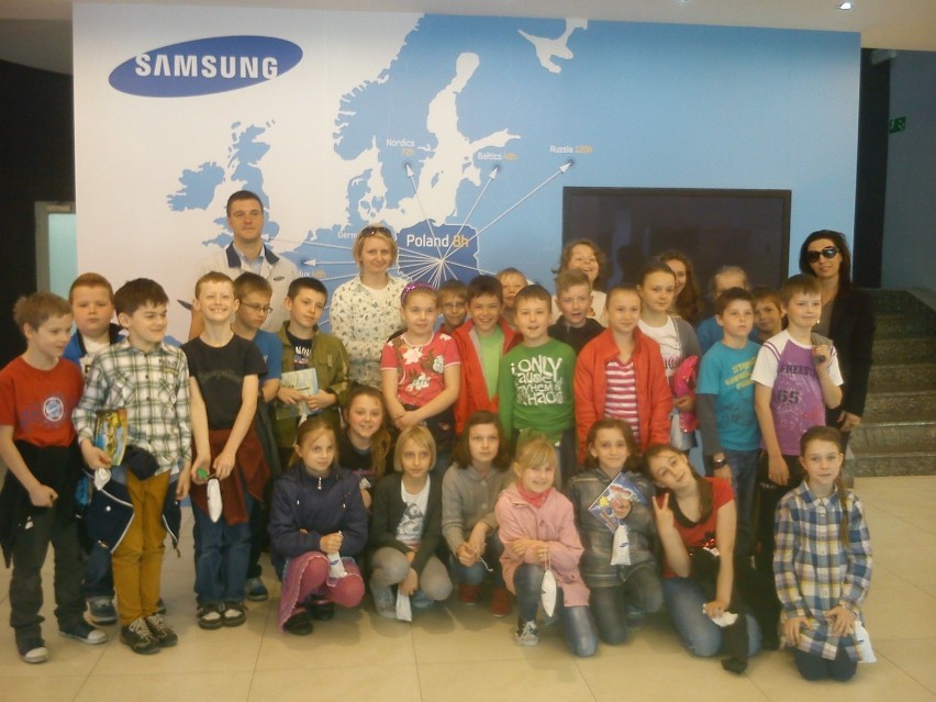 Dzieci z Kornelówki zwiedziły firmę Samsung we Wronkach [FOTO]