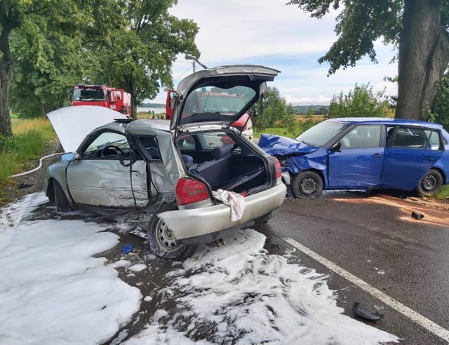 Kierująca audi czołowo zderzyła się ze skodą jadącą przeciwnym pasem ruchu