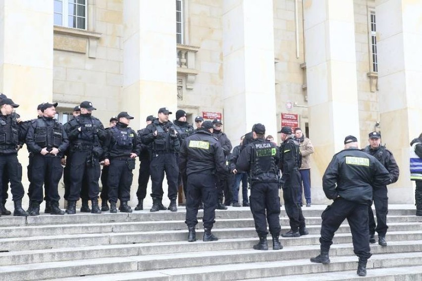 Alarm bombowy w Dolnośląskim Urzędzie Wojewódzkim we...