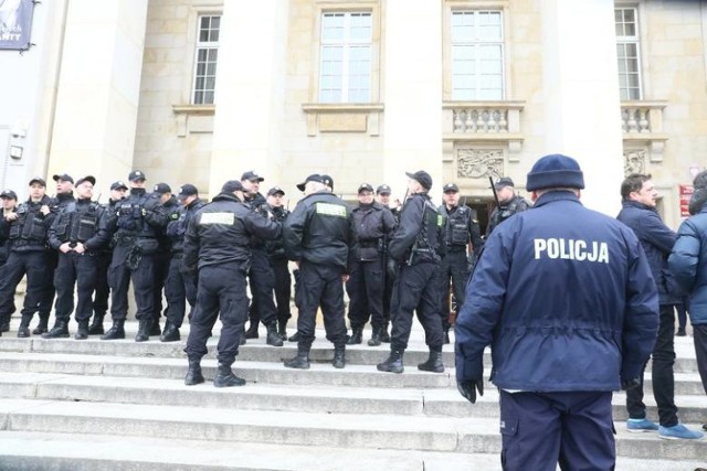 Alarm bombowy w Dolnośląskim Urzędzie Wojewódzkim we Wrocławiu