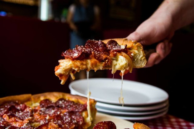 Ten wynaleziony w Chicago styl pizzy w Polsce jest prawie nieznany. A szkoda, bo Deep Dish pizza to ciekawa wariacja na temat popularnego placka. Pizzę przygotowuje się w specjalnej brytfance, z dużą ilością sera i kilkoma składnikami. Całość je się najczęściej widelcem i nożem bo bardzo puszyste ciasto z dużą ilością sera trudno utrzymać tak samo jak tradycyjną pizzę. Na Deep Dish warto wybrać się do Big Adriano, gdzie do jednego placka wędruje nawet pół kilo sera.

Standardowa Cheese kosztuje 18,95 zł. Nieco bardziej skomplikowane to: Chicago Classic z pepperoni, pieczarkami i papryką (25,95 zł) z czy Big Meet z czterema rodzajami mięsa (28,95zł).