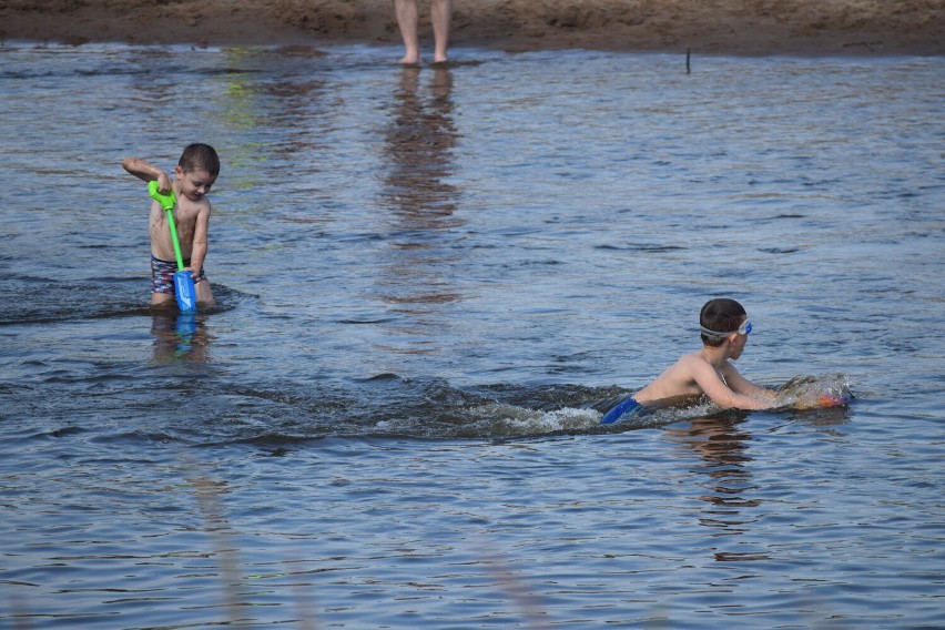 Plaża i baseny nad Wartą w Sieradzu. Niebawem otwarcie. W rzece już robi się tłoczno ZDJĘCIA