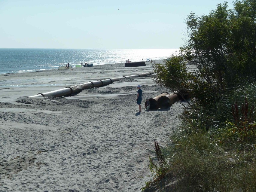 Rury na półwyspowej plaży