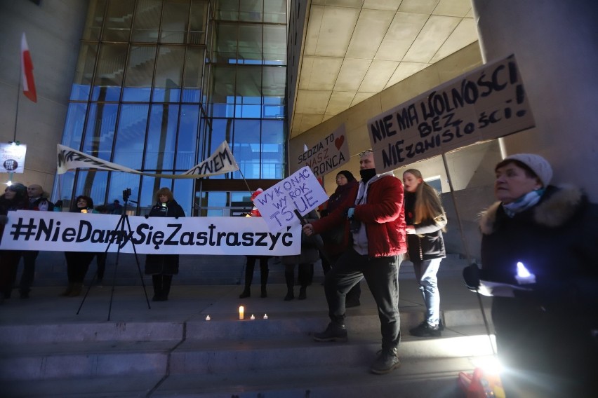 Demonstracja solidarności z sędziami przed Sądem Okręgowym w...