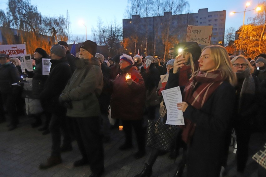 Demonstracja solidarności z sędziami przed Sądem Okręgowym w...