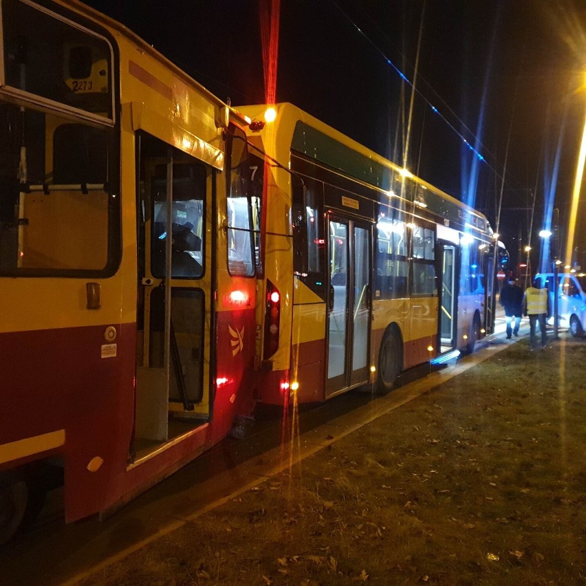 Wypadek w Łodzi! Tramwaj wbił się w elektryczny autobus! Wypadek na skrzyżowaniu Piłsudskiego z Niciarnianą! Są ranni! ZDJĘCIA