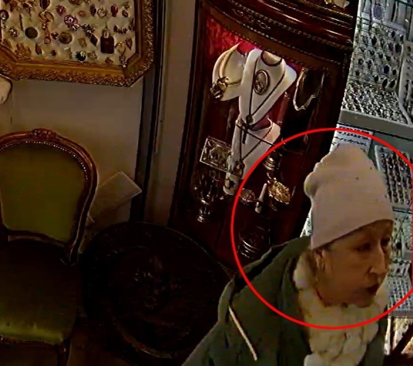 Policja z Gdyni ujawnia wizerunek kobiety podejrzewanej o kradzież w antykwariacie. Rozpoznajesz ją? 