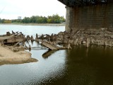 Zobacz przedwojenny Most Poniatowskiego. Ruiny nadal są na dnie Wisły! (ZDJĘCIA)