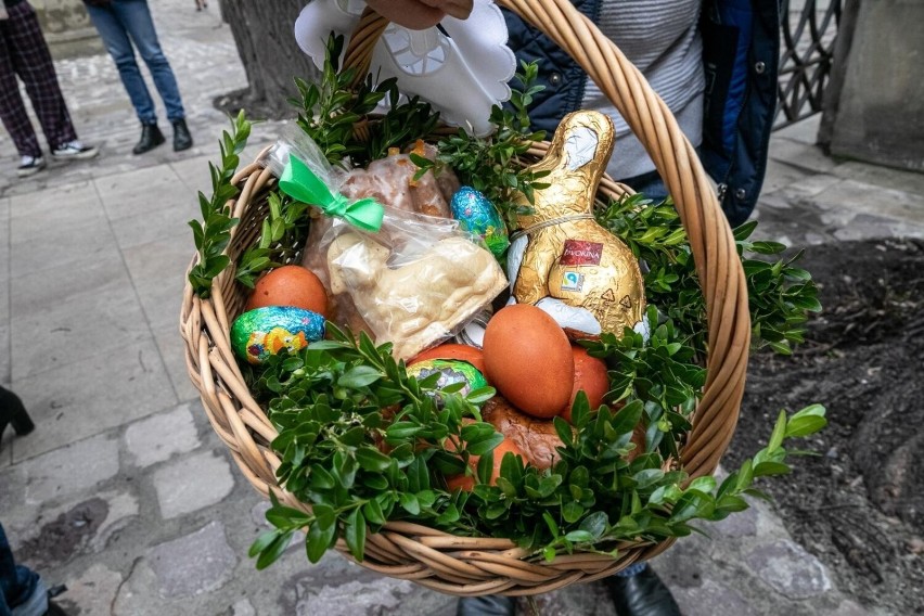 Wielka Sobota w Krakowie. Na Rynku odbyło się tradycyjne święcenie pokarmów [ZDJĘCIA]