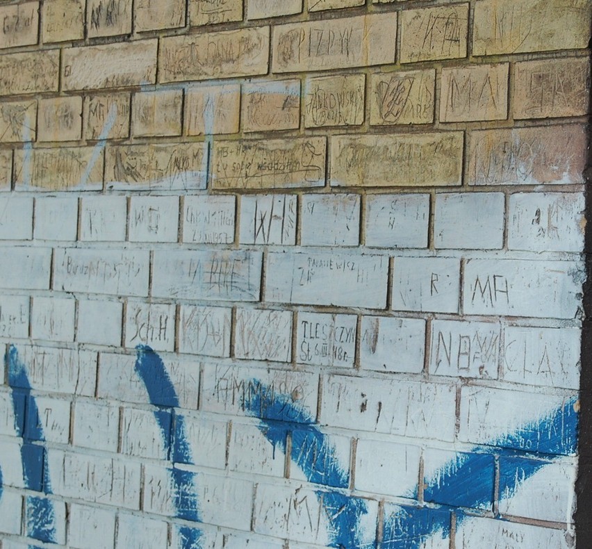 Napisy na wieżyczkach mostu tczewskiego: dawne malowanie na murach ma dziś historyczną wartość